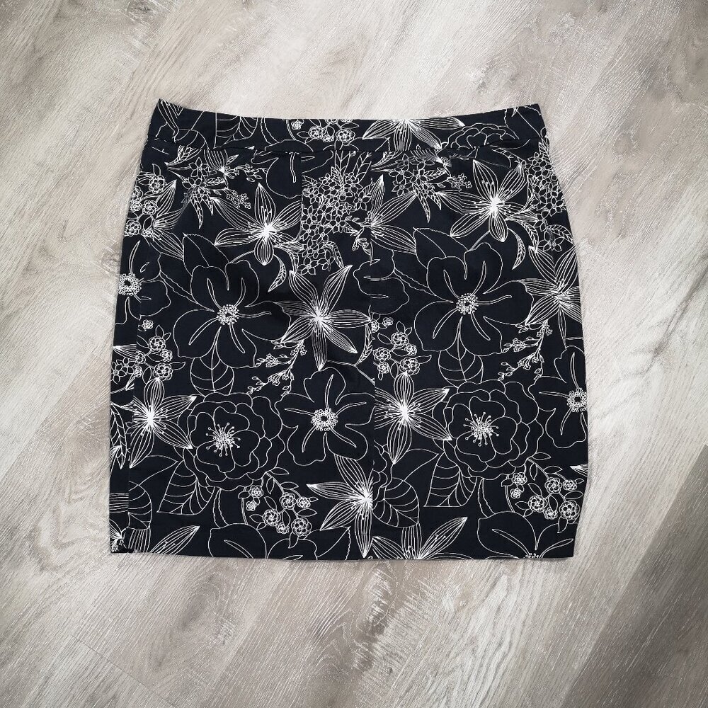 Encore Ladies Size 18 Black & White Flower Patterned Straight Fit Skirt